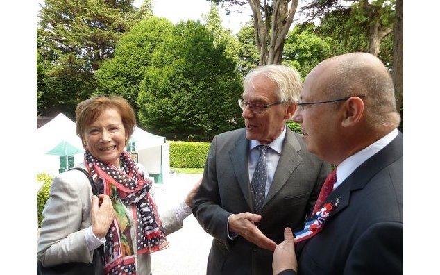 M. l'Ambassadeur accueille son homologue allemand le Dr. Eckhard Lübkemeier et son épouse
